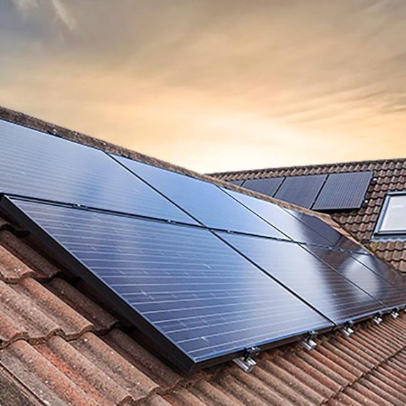 i-pannelli-solari-si-installano-sul-tetto